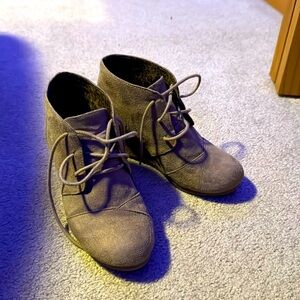 Slightly worn great condition. Size 7 cheetah print on the inside